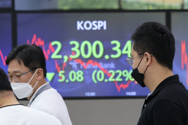 An electronic board showing the Korea Composite Stock Price Index (Kospi) at a dealing room of the Hana Bank headquarters in Seoul on Monday. (Yonhap)