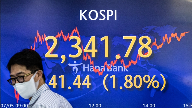 An electronic board showing the Korea Composite Stock Price Index (Kospi) at a dealing room of the Hana Bank headquarters in Seoul on Tuesday. (Yonhap)