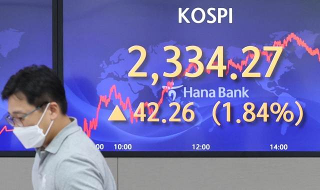 An electronic board showing the Korea Composite Stock Price Index (Kospi) at a dealing room of the Hana Bank headquarters in Seoul on Thursday. (Yonhap)