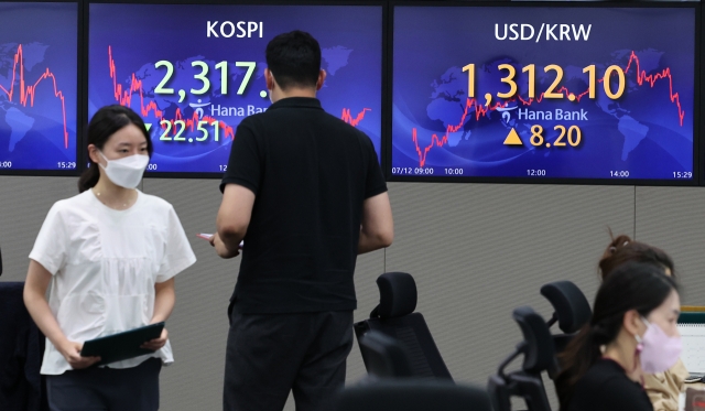 An electronic board showing the Korea Composite Stock Price Index (Kospi) at a dealing room of the Hana Bank headquarters in Seoul on Tuesday. (Yonhap)