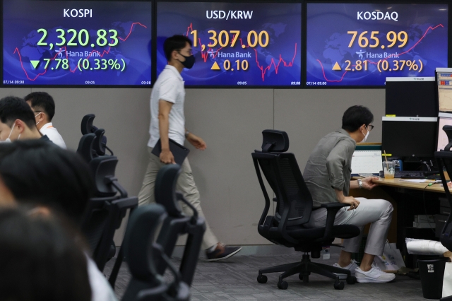 An electronic board showing the Korea Composite Stock Price Index (Kospi) at a dealing room of the Hana Bank headquarters in Seoul on Thursday. (Yonhap)