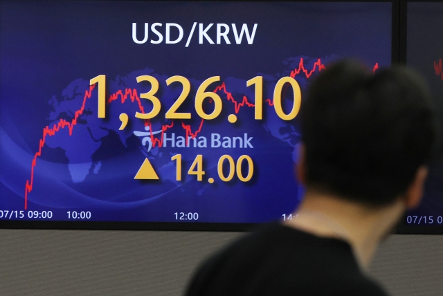 An electronic board showing the Korea Composite Stock Price Index (Kospi) at a dealing room of the Hana Bank headquarters in Seoul on Friday. (Yonhap)