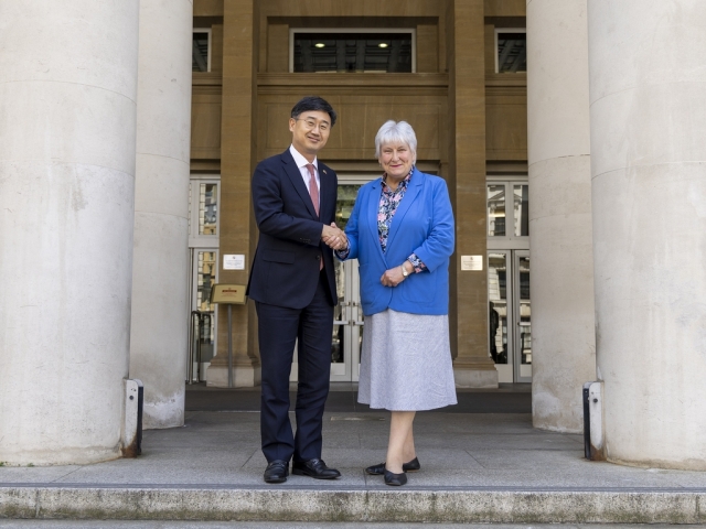 South Korea's Vice Defense Minister Shin Beom-chul (L) and his British counterpart, Annabel Goldie, pose for a photo before their talks in London on Monday, in this photo released by Seoul's defense ministry. (Seoul's defense ministry)