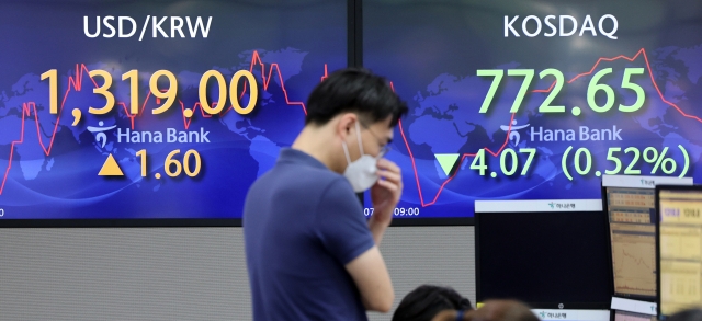 An electronic board showing the Korea Composite Stock Price Index (Kospi) at a dealing room of the Hana Bank headquarters in Seoul on Tuesday. (Yonhap)