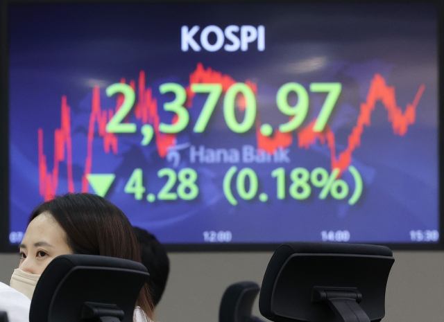 An electronic board showing the Korea Composite Stock Price Index (Kospi) at a dealing room of the Hana Bank headquarters in Seoul on Tuesday. (Yonhap)