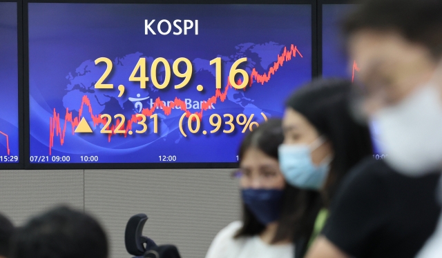 An electronic board showing the Korea Composite Stock Price Index (Kospi) at a dealing room of the Hana Bank headquarters in Seoul on Thursday. (Yonhap)