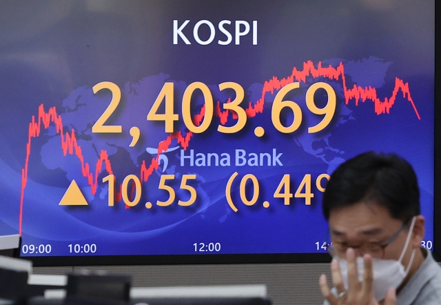 An electronic board showing the Korea Composite Stock Price Index (Kospi) at a dealing room of the Hana Bank headquarters in Seoul on Monday. (Yonhap)