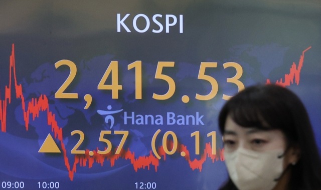 An electronic board showing the Korea Composite Stock Price Index (Kospi) at a dealing room of the Hana Bank headquarters in Seoul on Wednesday. (Yonhap)