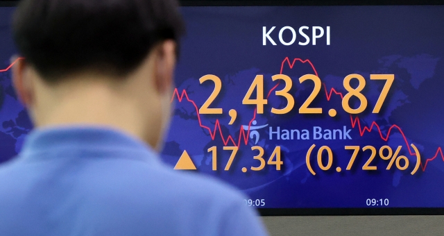 An electronic board showing the Korea Composite Stock Price Index (Kospi) at a dealing room of the Hana Bank headquarters in Seoul on Thursday. (Yonhap)