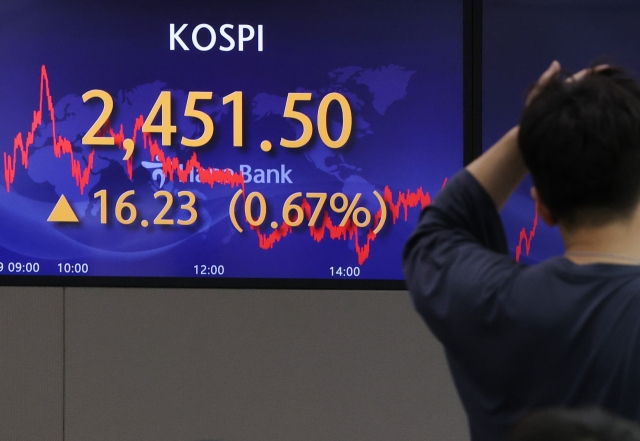 An electronic board showing the Korea Composite Stock Price Index (Kospi) at a dealing room of the Hana Bank headquarters in Seoul on Friday. (Yonhap)