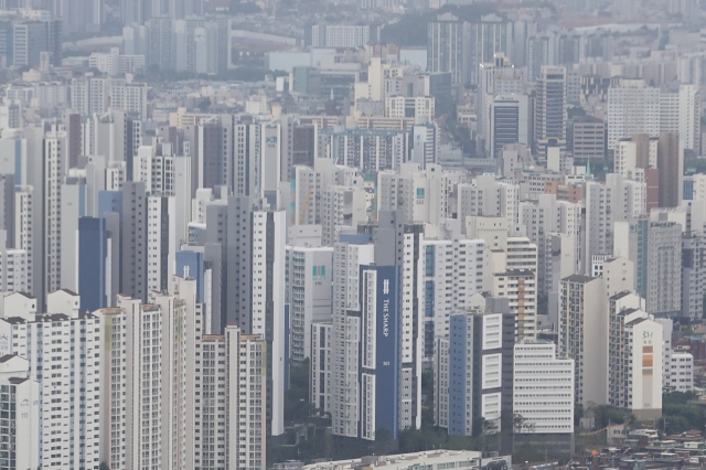 Apartments in Yeongdeungpo-gu, western Seoul, are pictured. (Yonhap)