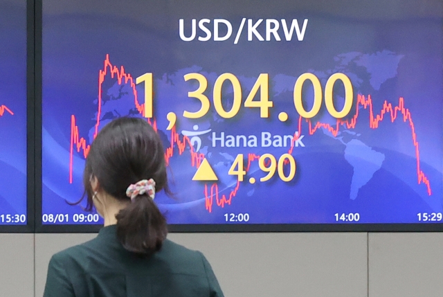 An electronic board showing the Korea Composite Stock Price Index (Kospi) at a dealing room of the Hana Bank headquarters in Seoul on Monday. (Yonhap)