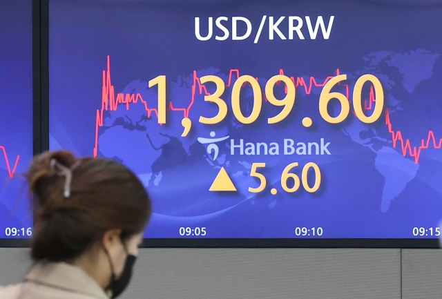 An electronic board showing the Korea Composite Stock Price Index (Kospi) at a dealing room of the Hana Bank headquarters in Seoul on Tuesday. (Yonhap)