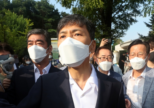 Former South Chungcheong Province Govornor An Hee-jung leaves Yeoju Correctional Institution in Gyeonggi Province on Thursday. (Yonhap)