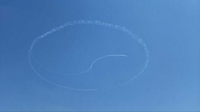 This photo, taken on Wednesday, shows South Korea's Black Eagles aerobatic team staging a performance at the Pyramids Air Show 2022 in Giza, Egypt. (Yonhap)