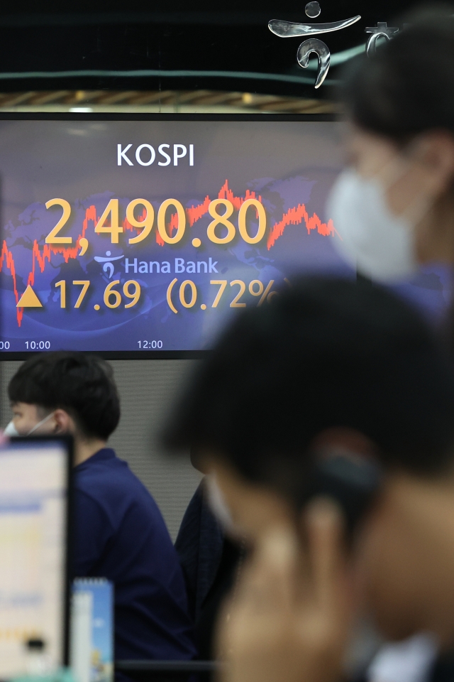 An electronic board showing the Korea Composite Stock Price Index (Kospi) at a dealing room of the Hana Bank headquarters in Seoul on Friday. (Yonhap)