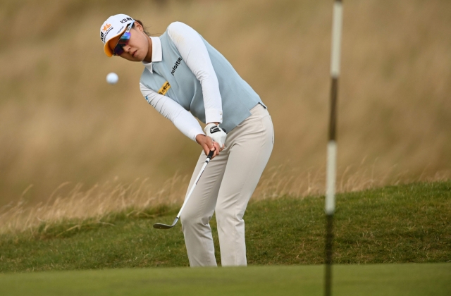 In this AFP photo, Chun In-gee of South Korea plays a chip shot on the seventh hole during the final round of the AIG Women's Open at Muirfield in East Lothian, Scotland, on Sunday. (AFP-Yonhap)