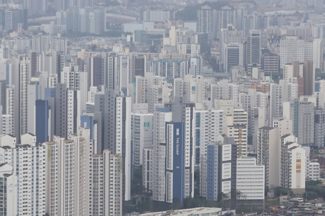 Apartments in Yeongdeungpo-gu, western Seoul, are pictured. (Yonhap)