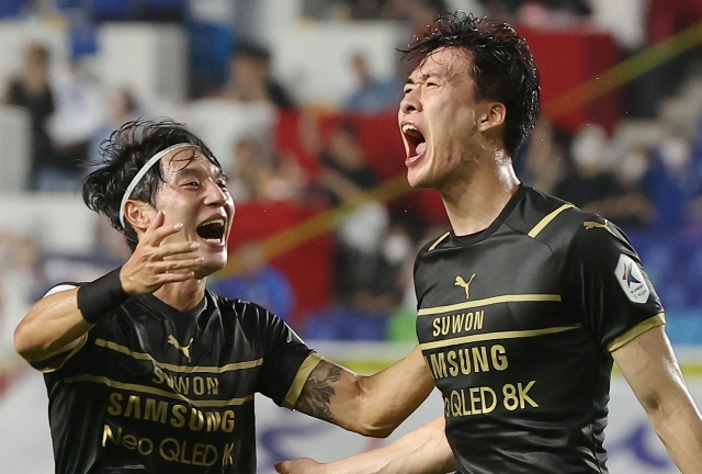 Go Myeog-seok of Suwon Samsung Bluewings (R) celebrates his goal against Seongnam FC during the clubs' K League 1 match at Suwon World Cup Stadium in Suwon, about 35 kilometers south of Seoul, on Sunday. (Yonhap)