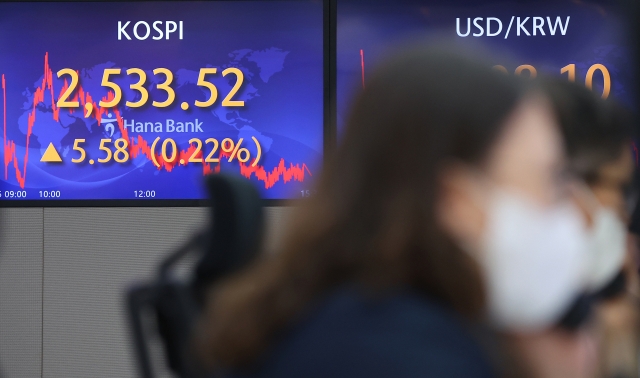 An electronic board showing the Korea Composite Stock Price Index (Kospi) at a dealing room of the Hana Bank headquarters in Seoul on Tuesday. (Yonhap)