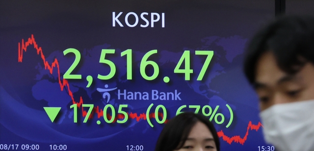 An electronic board showing the Korea Composite Stock Price Index (Kospi) at a dealing room of the Hana Bank headquarters in Seoul on Wednesday. (Yonhap)