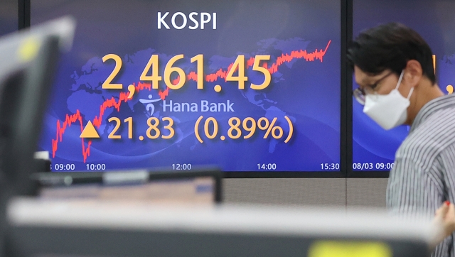 An electronic board showing the Korea Composite Stock Price Index (Kospi) at a dealing room of the Hana Bank headquarters in Seoul on Monday. (Yonhap)