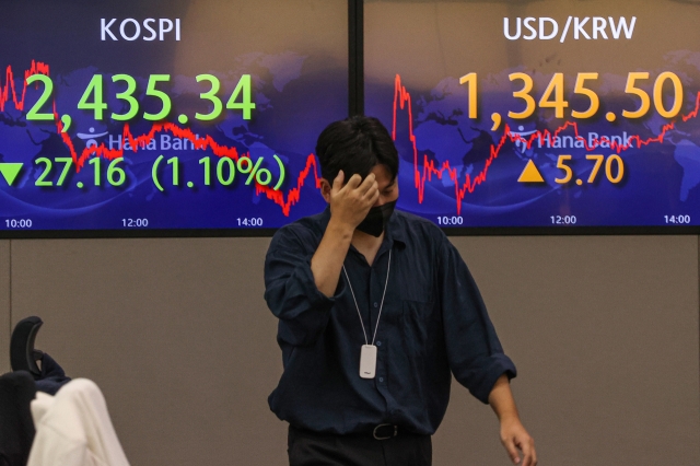 An electronic board showing the Korea Composite Stock Price Index (Kospi) at a dealing room of the Hana Bank headquarters in Seoul on Tuesday. (Yonhap)