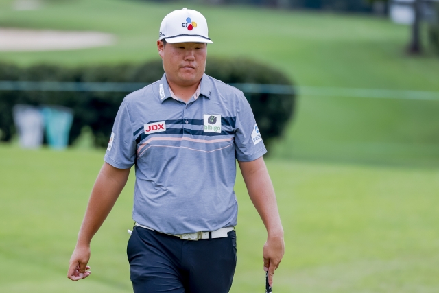 In this EPA photo, Im Sung-jae of South Korea walks on the fifth green during the practice round prior to the Tour Championship at East Lake Golf Club in Atlanta on Thursday. ( EPA )