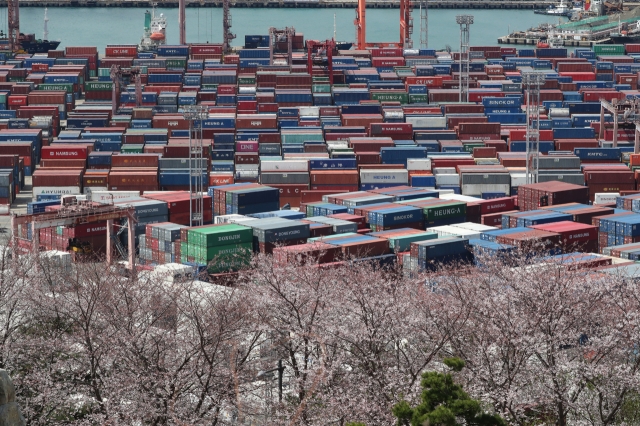 Shipping containers are placed at Busan port, April 1. (Yonhap)