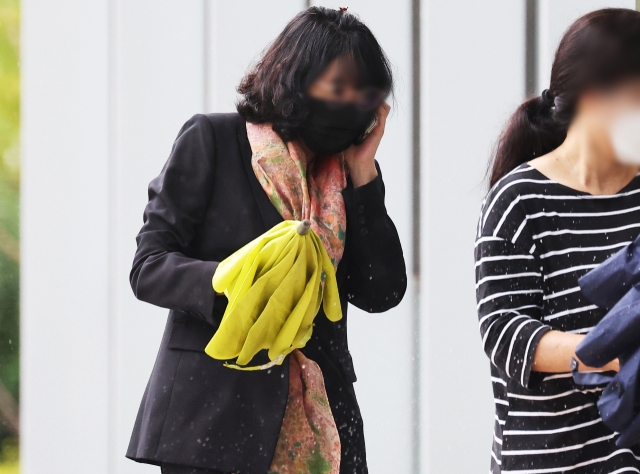 A key suspect surnamed Bae in the allegations of corporate card misuse by the wife of incumbent opposition leader Lee Jae-myung arrives at a court in Suwon, south of Seoul, Tuesday, to attend her pretrial arrest warrant hearing. (Yonhap)