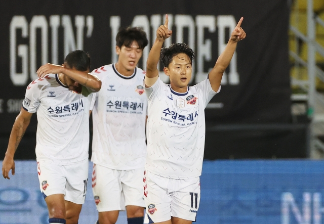 Lee Seung-woo of Suwon FC (R) celebrates his goal against Seongnam FC during the clubs' K League 1 match at Tancheon Stadium in Seongnam, just south of Seoul, last Sunday. (Yonhap)