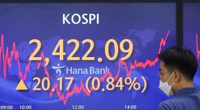 An electronic board showing the Korea Composite Stock Price Index (Kospi) at a dealing room of the Hana Bank headquarters in Seoul on Friday. (Yonhap)