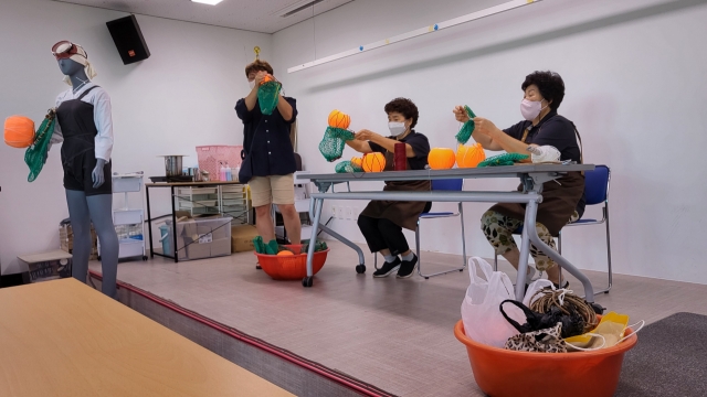 Kim Chang-bok (left) and Goh Myeong-hee explain the making of a taewak buoy, a floating device that seafood divers use between dives, on Aug. 26. (Kim Hae-yeon/ The Korea Herald)