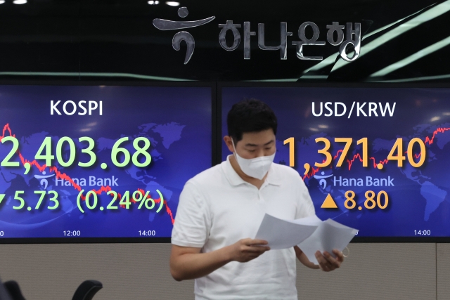 An electronic board showing the Korea Composite Stock Price Index (Kospi) at a dealing room of the Hana Bank headquarters in Seoul on Monday. (Yonhap)