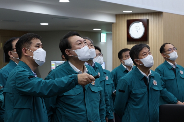 President Yoon Suk-yeol (2nd from L) holds a meeting with officials at the national crisis management center at the presidential office in Seoul in the early morning of Tuesday, to oversee the response to Typhoon Hinnamnor, in this photo provided by the presidential office. (Presidential Office)