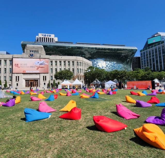 Bean bag chairs for reading (Choi Jae-hee / The Korea Herald)