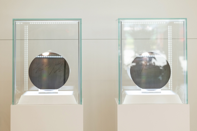 Semiconductor wafers signed by President Yoon Suk-yeol and US counterpart Joe Biden are displayed at Samsung's Pyeongtaek chip plant. (Samsung Electronics)