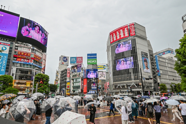 Samsung Electronics' “Galaxy Z Flip4 x BTS” digital advertisement is screened in Tokyo’s Shibuya. (Samsung Electronics)