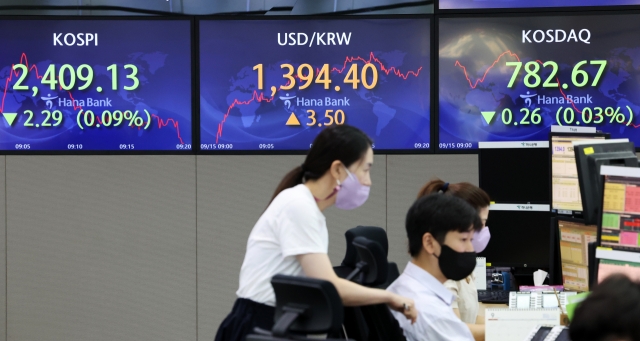 An electronic board showing the Korea Composite Stock Price Index (Kospi) at a dealing room of the Hana Bank headquarters in Seoul on Thursday. (Yonhap)