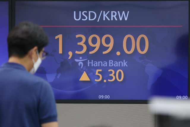 An electronic board showing the Korea Composite Stock Price Index (Kospi) at a dealing room of the Hana Bank headquarters in Seoul on Friday. (Yonhap)