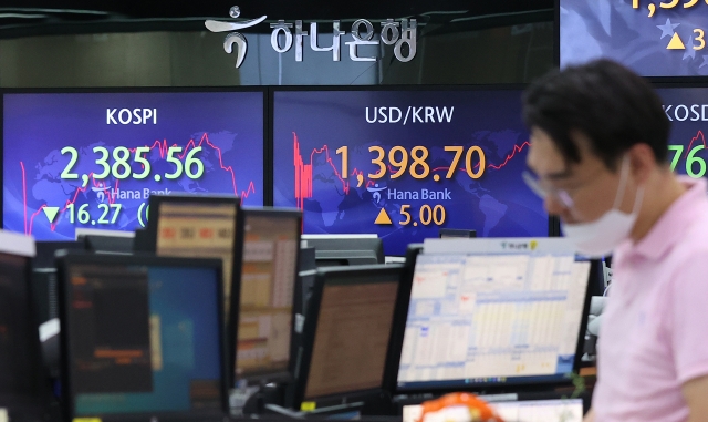 An electronic board showing the Korea Composite Stock Price Index (Kospi) at a dealing room of the Hana Bank headquarters in Seoul on Friday. (Yonhap)