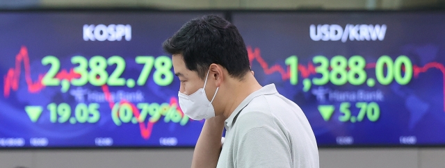 An electronic board showing the Korea Composite Stock Price Index (Kospi) at a dealing room of the Hana Bank headquarters in Seoul on Friday. (Yonhap)