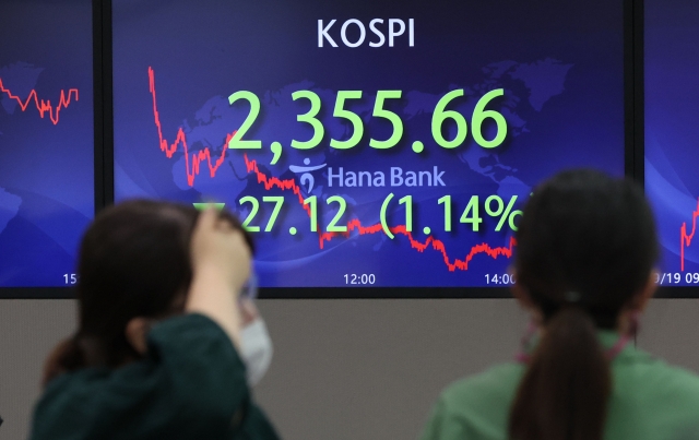 An electronic board showing the Korea Composite Stock Price Index (Kospi) at a dealing room of the Hana Bank headquarters in Seoul on Monday. (Yonhap)