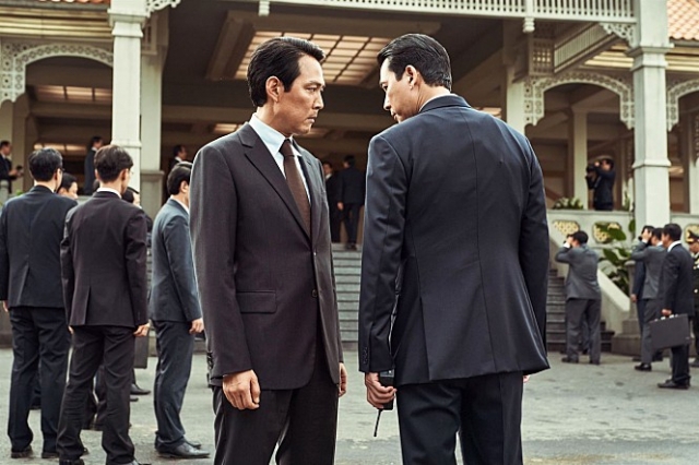 Lee Jung-jae (left) and Jung Woo-sung star in “Hunt.” (Megabox JoongAng PlusM)