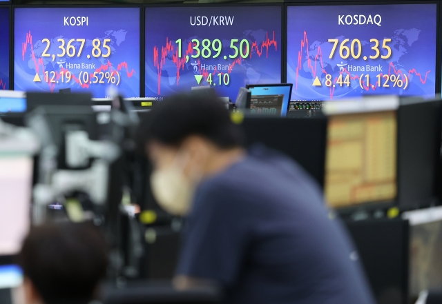 An electronic board showing the Korea Composite Stock Price Index (Kospi) at a dealing room of the Hana Bank headquarters in Seoul on Tuesday. (Yonhap)