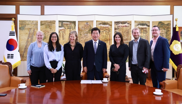 MEDIA RELATIONS -- National Assembly Speaker Kim Jin-pyo (center) poses with foreign journalists at the National Assembly in Seoul on Tuesday. Kim and the journalists discussed a range of issues, including Seoul's position on the Inflation Reduction Act. From left: CNN International senior writer Emily Lunz, NBC News field producer Brittany Tom, New York Times opinion editor Kathleen Kingsbury, Kim, Milwaukee Journal Sentinel reporter Katelyn Ferral, Honolulu Star-Advertiser reporter Kevin Knodell, and TIME Magazine national security correspondent William Hennigan. National Assembly