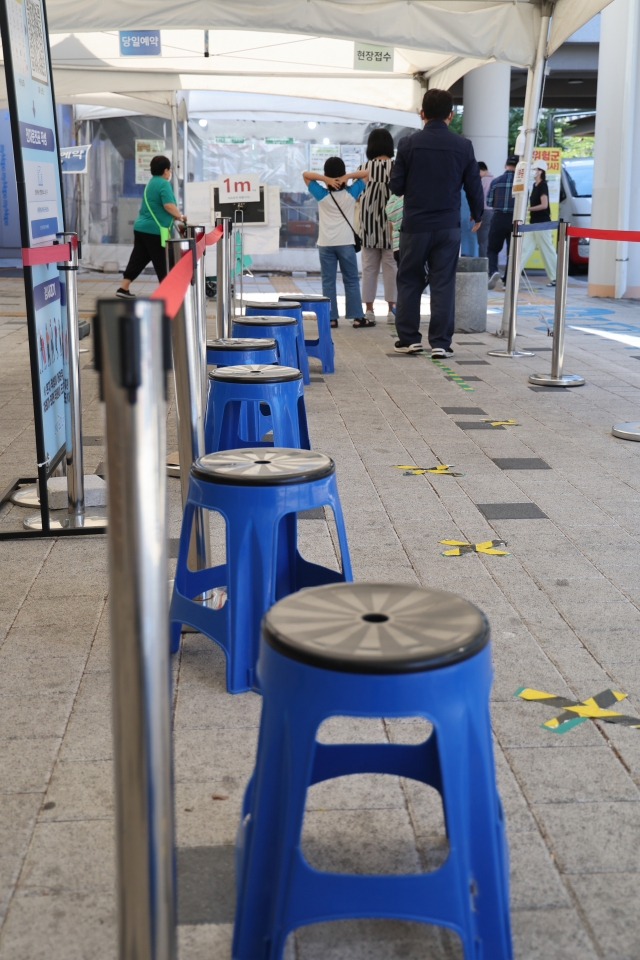 Few people stand in line to take coronavirus tests at a screening clinic in Seoul's Mapo Ward on Monday, amid the slowdown of the COVID-19 pandemic. (Yonhap)