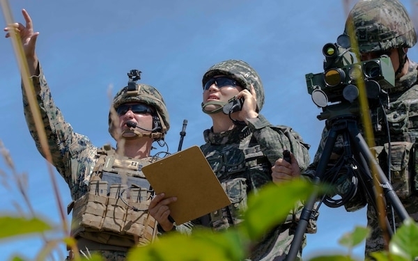 South Korean and US troops engage in a Korea Marine Exercise Program at Pilsung Range in the eastern province of Gangwon last Thursday, in this photo posted on the US Defense Department's Defense Visual Information Distribution Service. (US Defense Department)