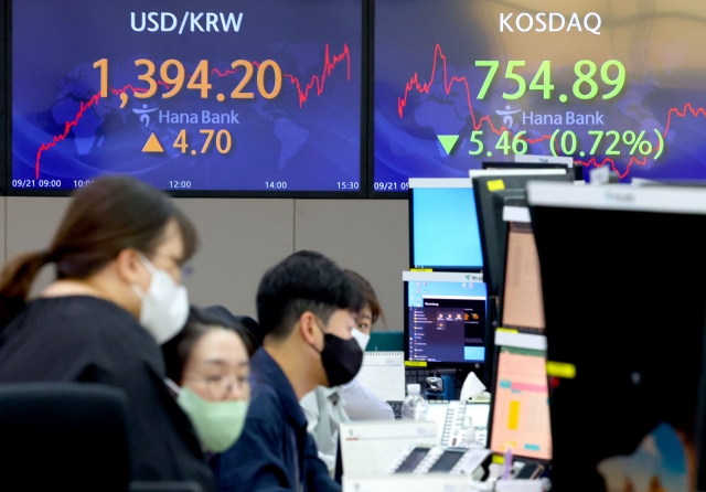 An electronic board showing the Korea Composite Stock Price Index (Kospi) at a dealing room of the Hana Bank headquarters in Seoul on Wednesday. (Yonhap)