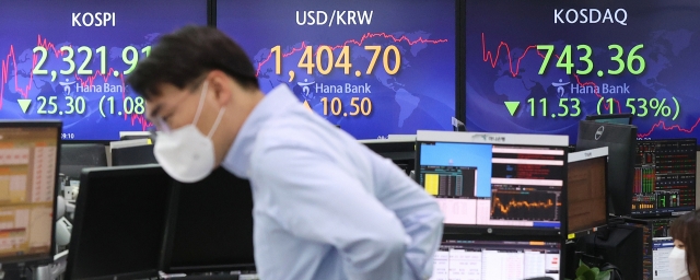 An electronic board showing the Korea Composite Stock Price Index (Kospi) at a dealing room of the Hana Bank headquarters in Seoul on Thursday. (Yonhap)